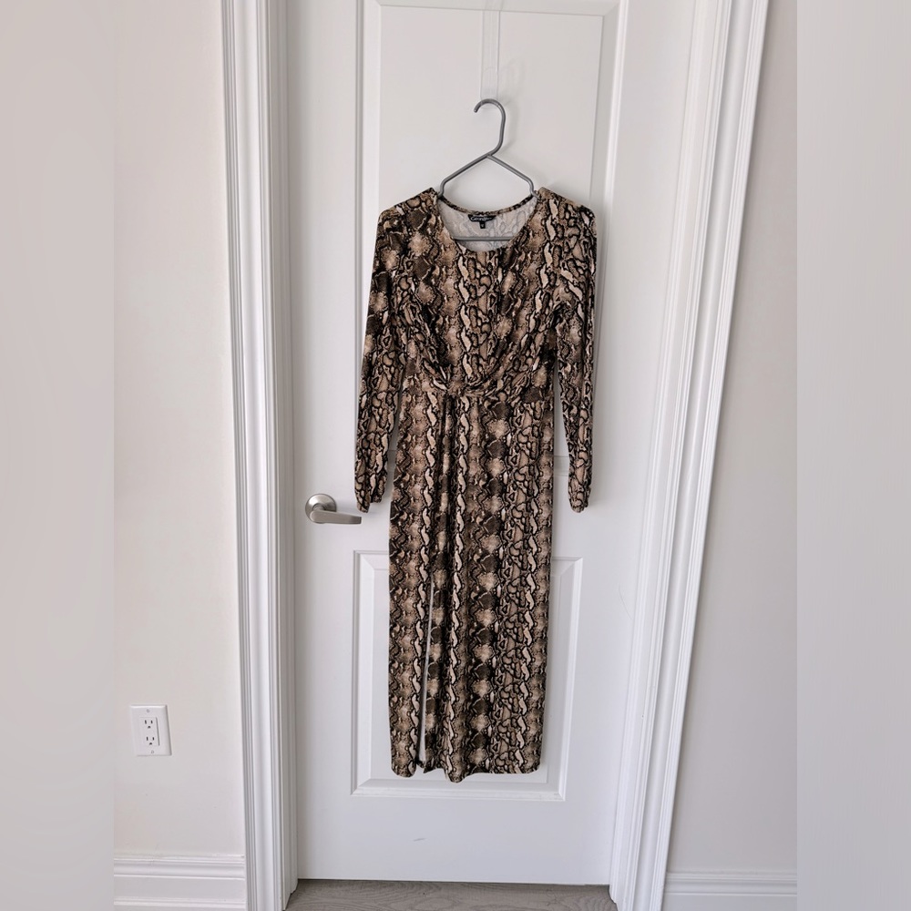 Stretchy Long sleeve maxi dress with front slit! Flattering mid section Size XS